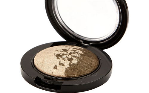 萱姿化妆品与保健食品 视觉营销策略的店铺装修与产品展示